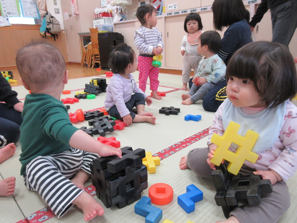 りんご組と一緒にブロックで遊ぶ様子