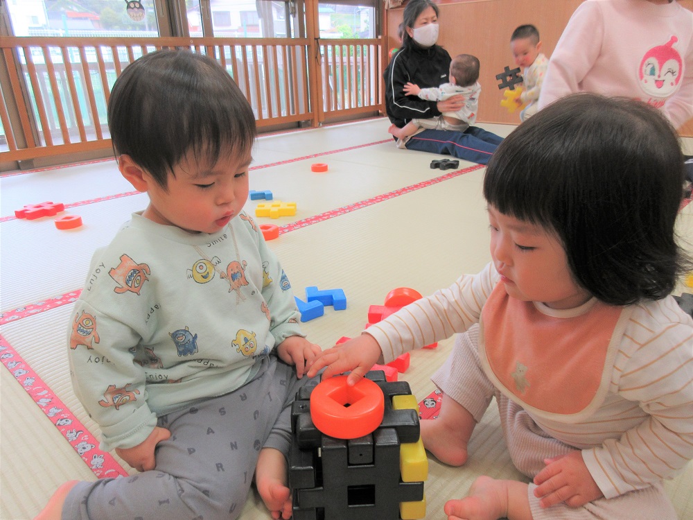 りんご組と一緒にブロックで遊ぶ様子