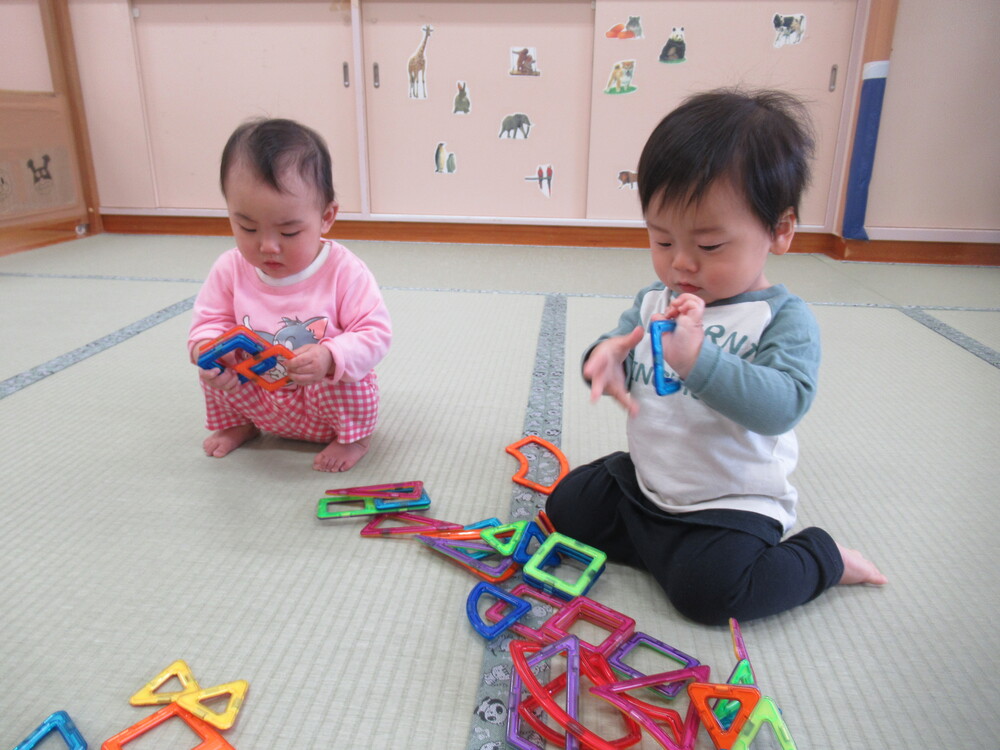 マグブロックで遊ぶ子どもたち