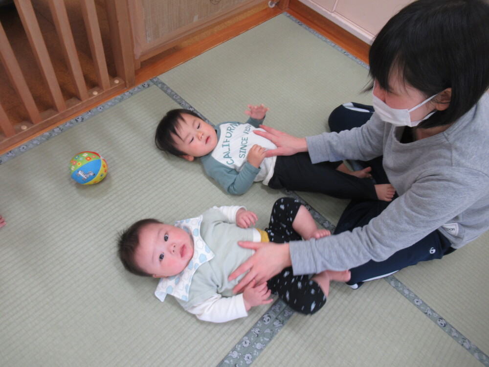 リズム運動をする子ども