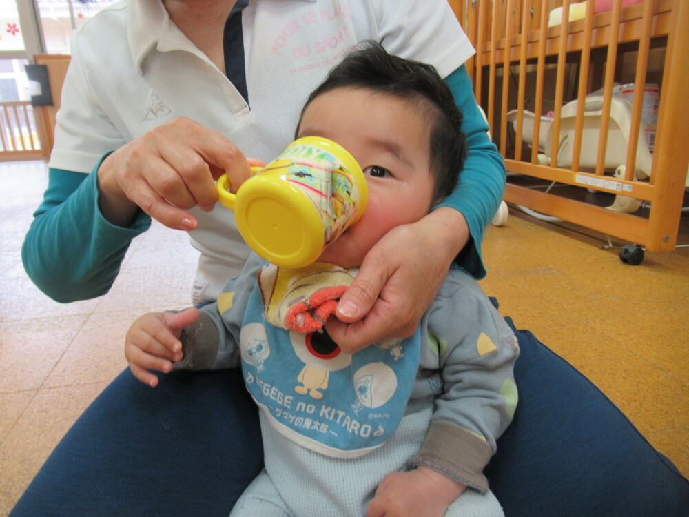 お茶を飲む子ども