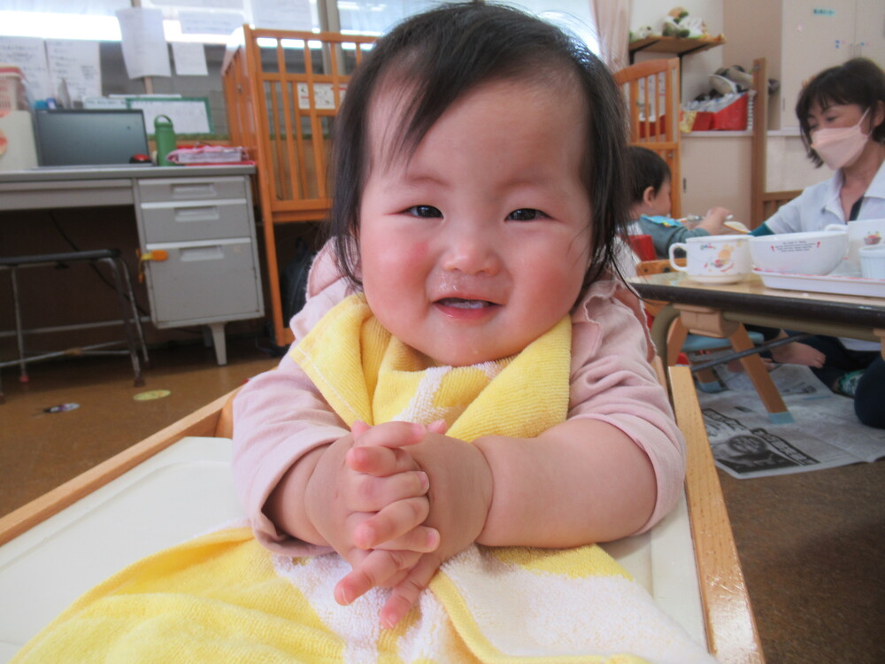 給食を食べる子ども