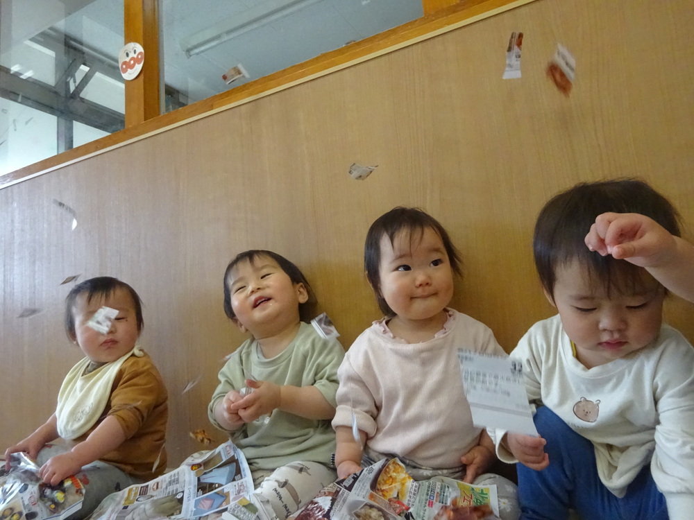 広告で遊ぶ子ども