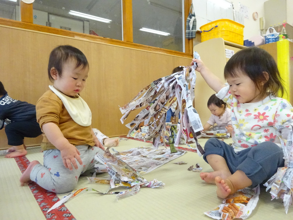 広告をする子ども