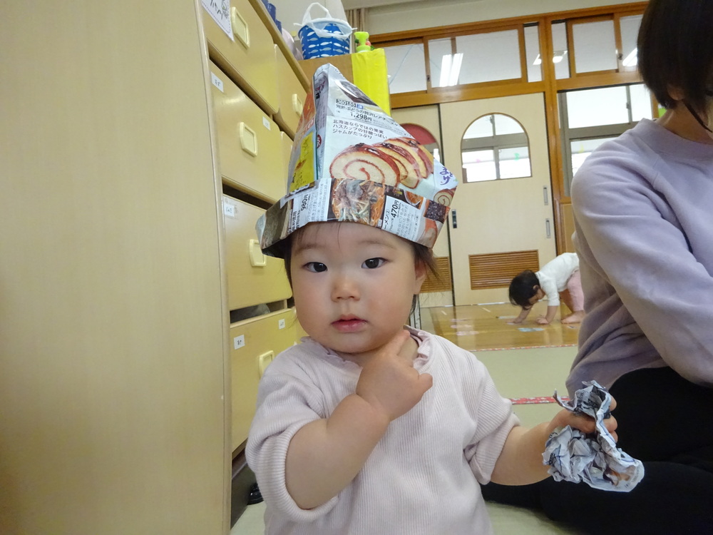 広告遊びをする子ども