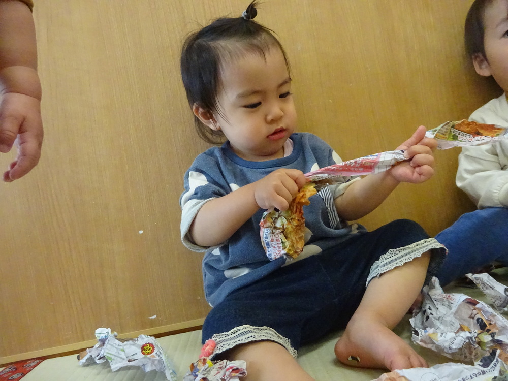 広告遊びをする子ども