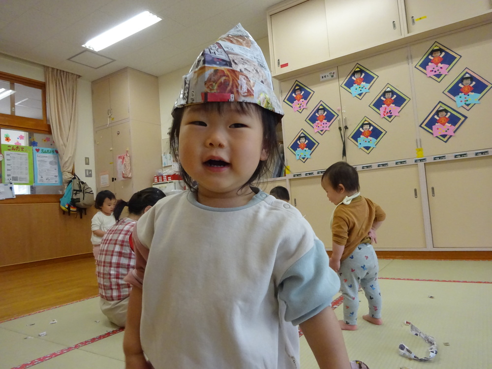 広告遊びをする子ども