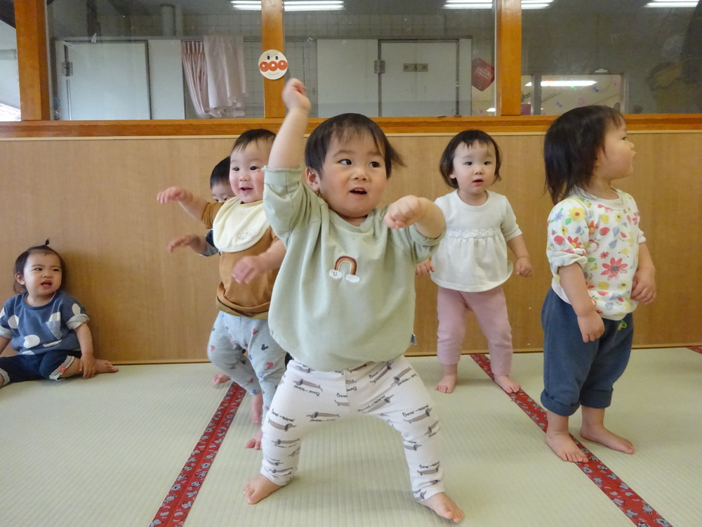 ダンスをする子ども