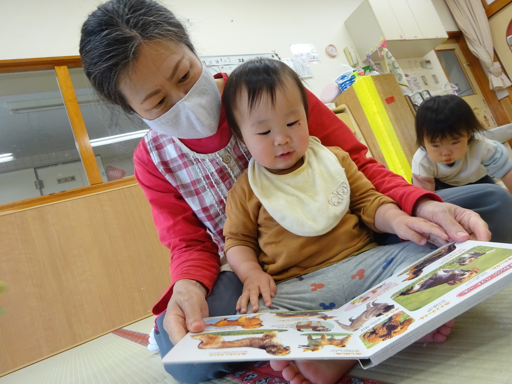 絵本を読む子ども