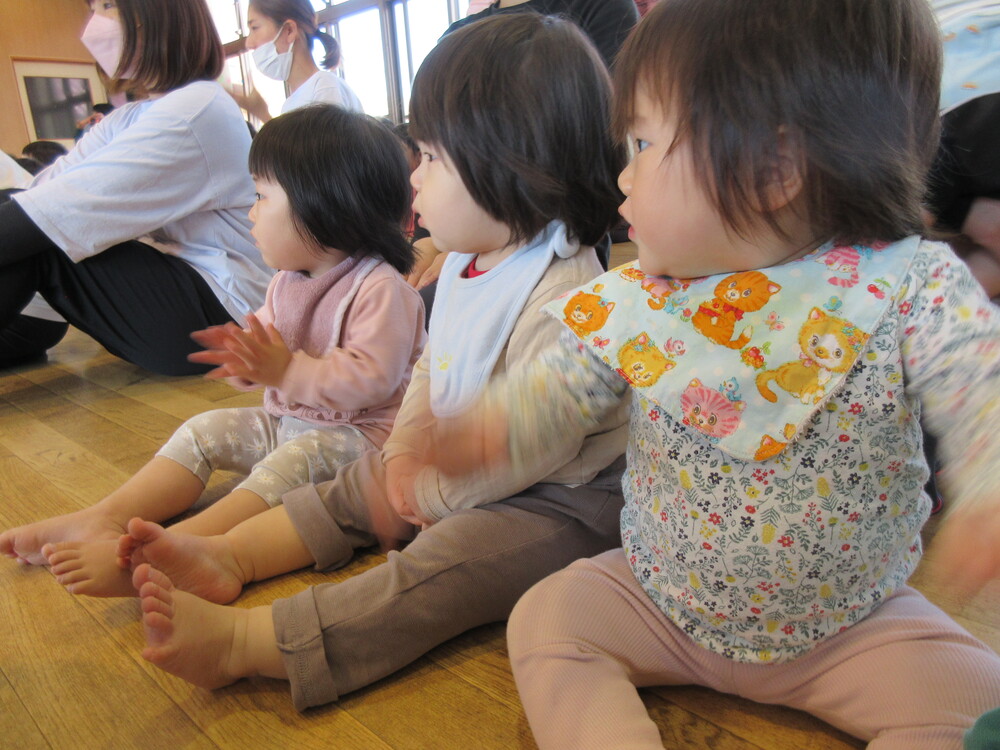 インタビューを見ているお友だち