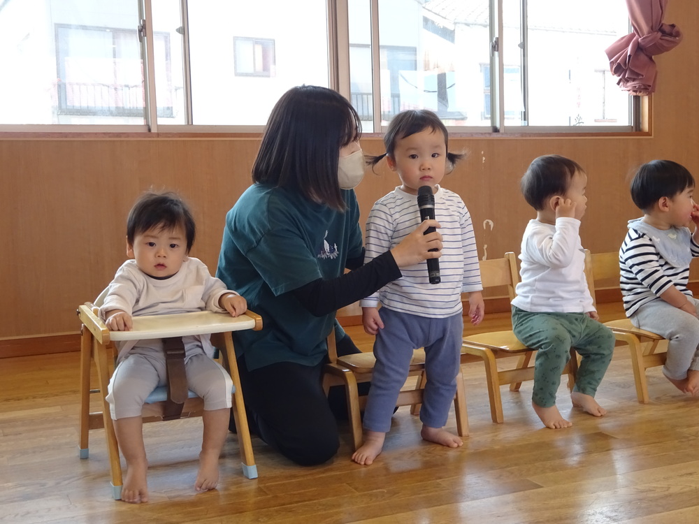 インタビューをしている女の子