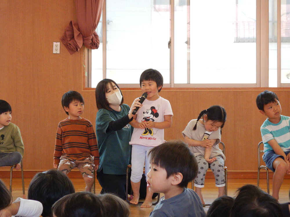 インタビューに答える