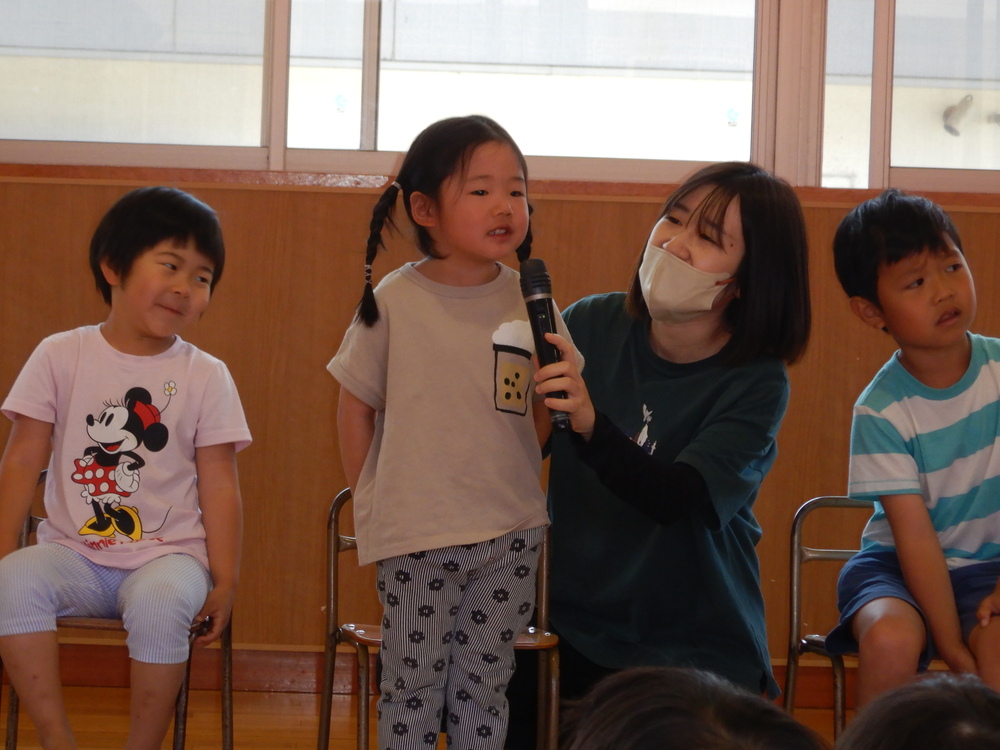 インタビューに答える２