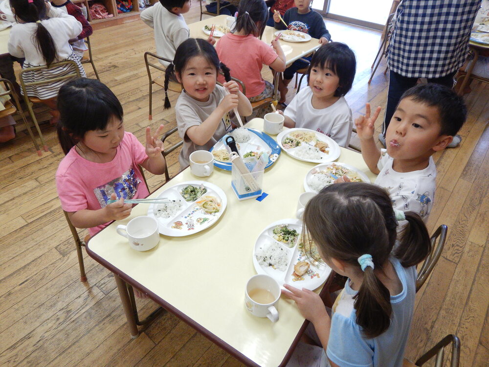 誕生日プレートを食べる