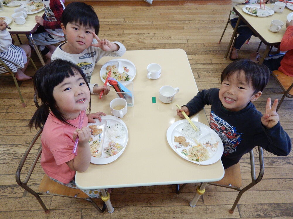 誕生日プレートを食べる