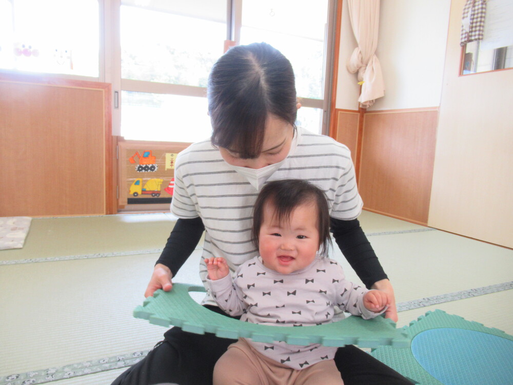 電車ごっこをして遊ぶ子ども