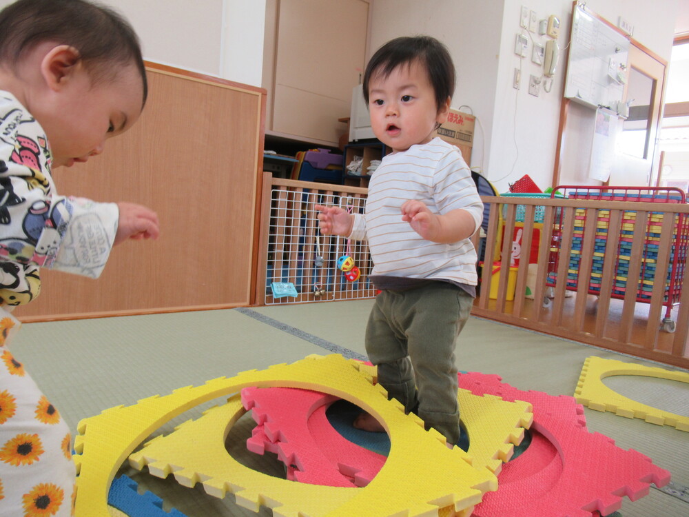 プラポイントでサーフィンをしている子ども