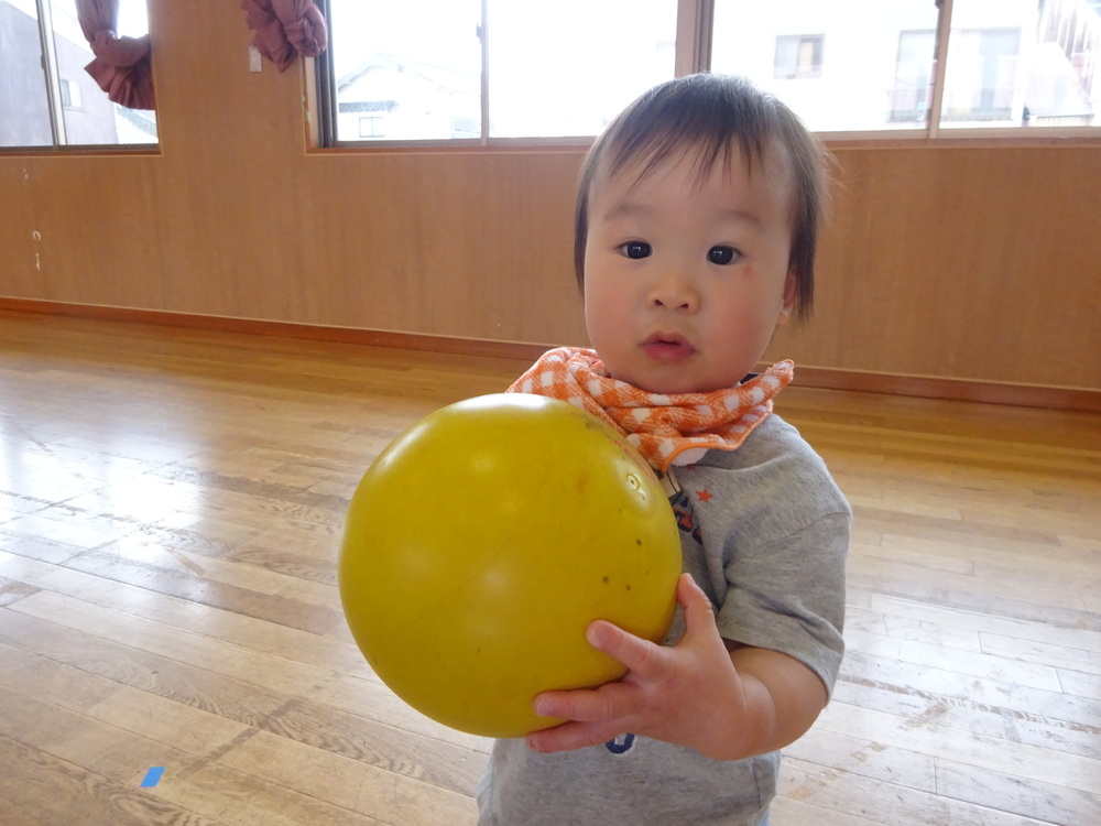 ボールで遊ぶ子ども