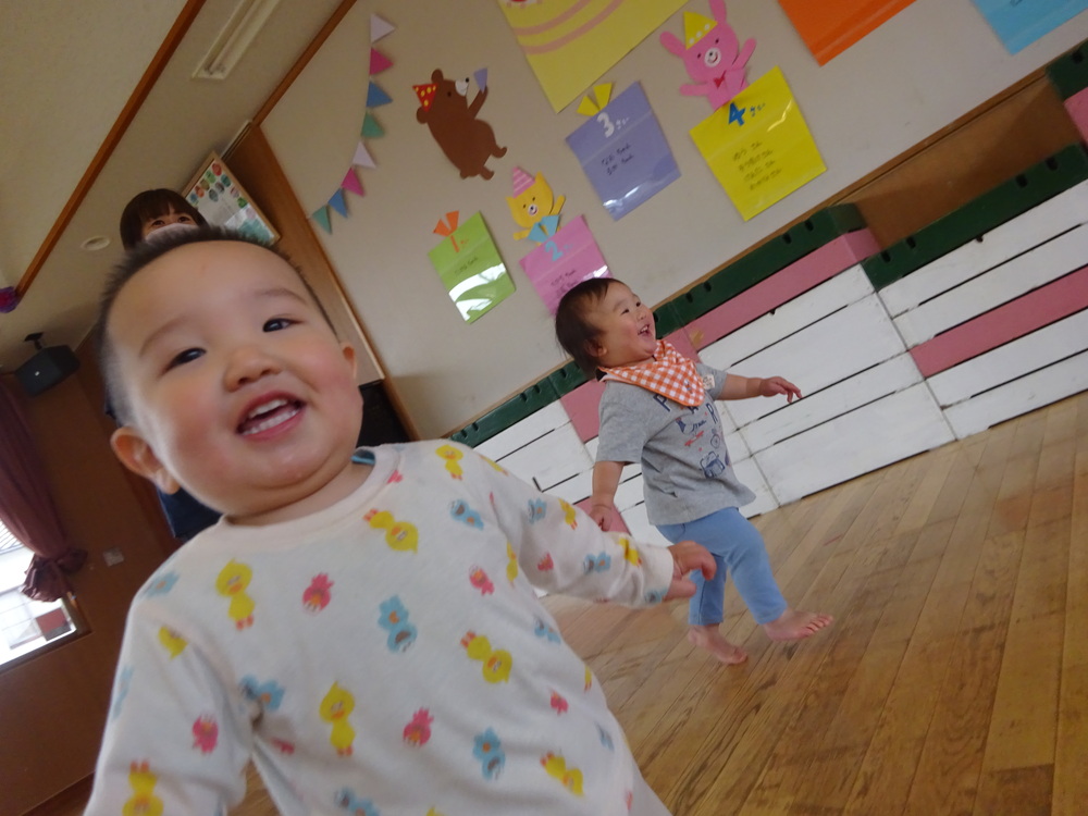 遊戯室を走る子ども