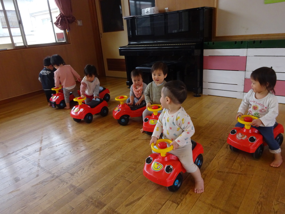 コンビカーで遊ぶ子ども