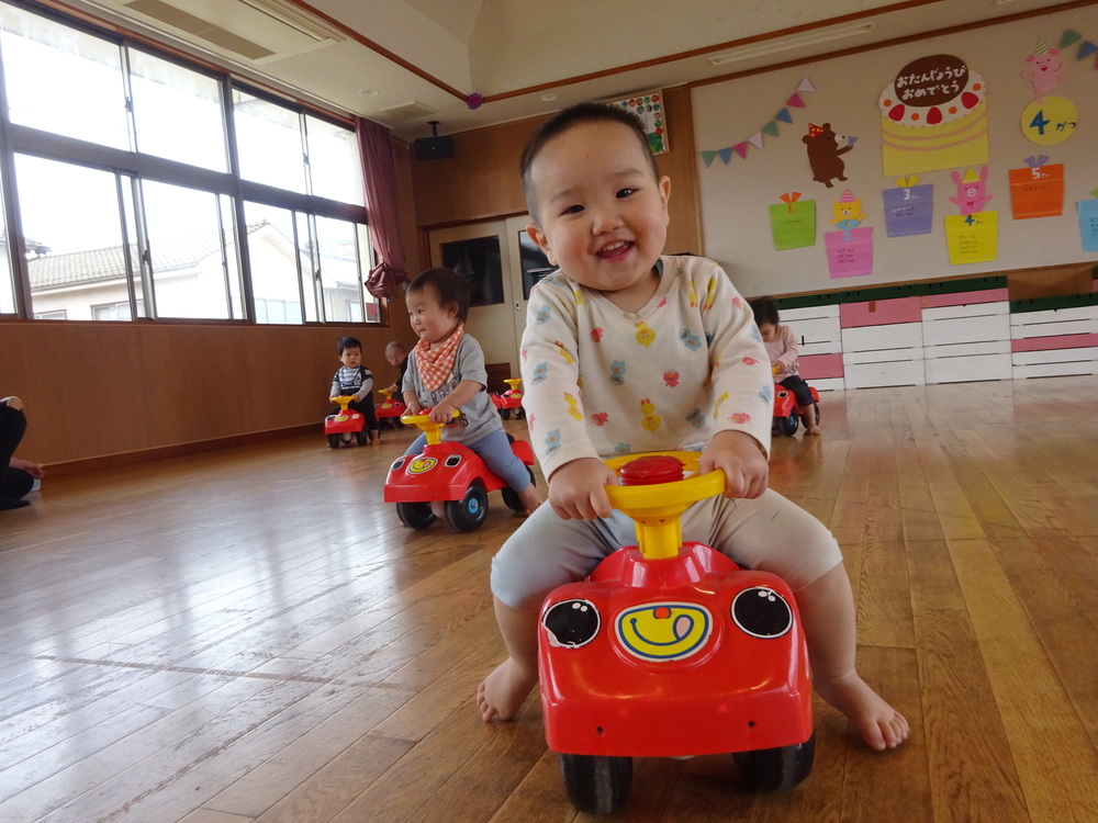 コンビカーで遊ぶ子ども