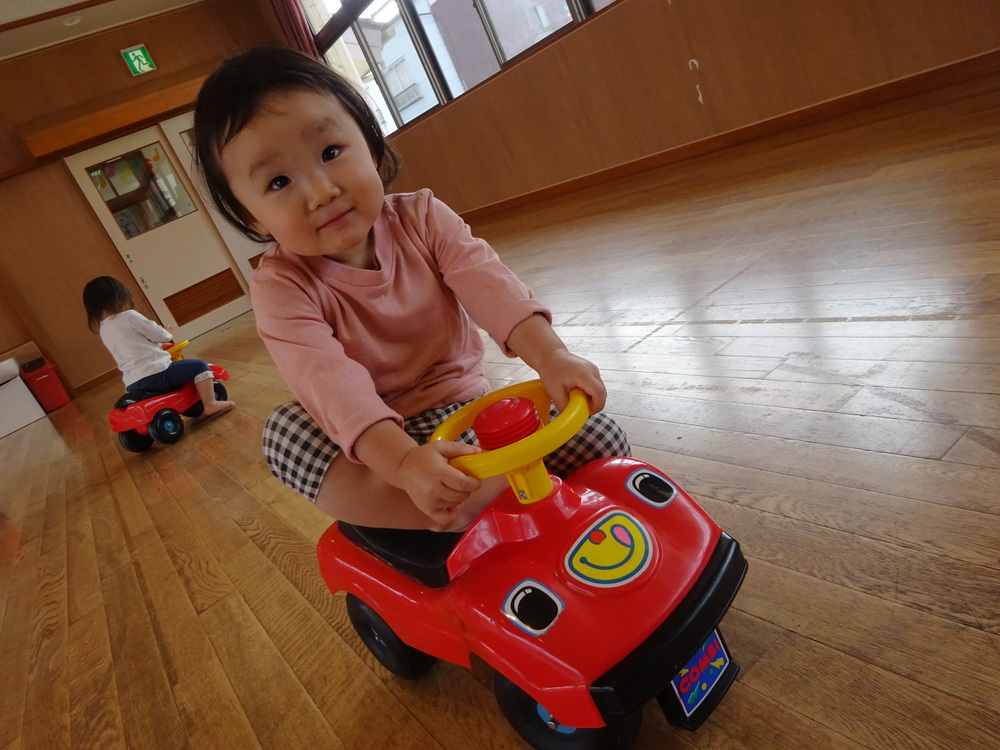 コンビカーで遊ぶ子ども