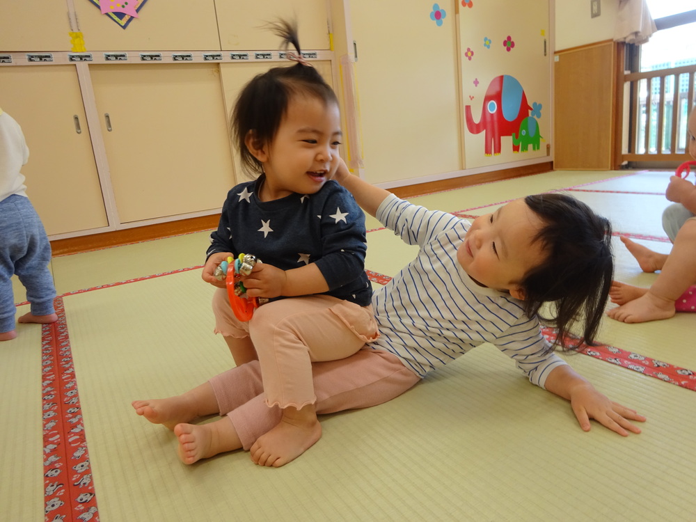 ふれあい遊びをする子どもたち