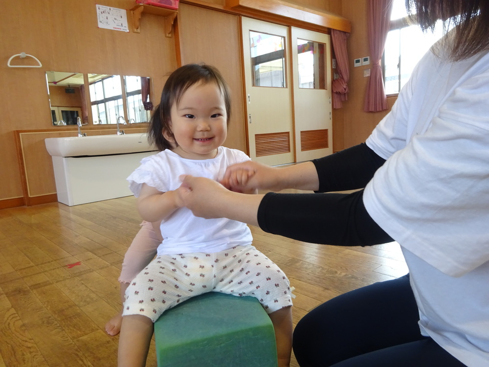 プラフォーミングで遊ぶ男の子