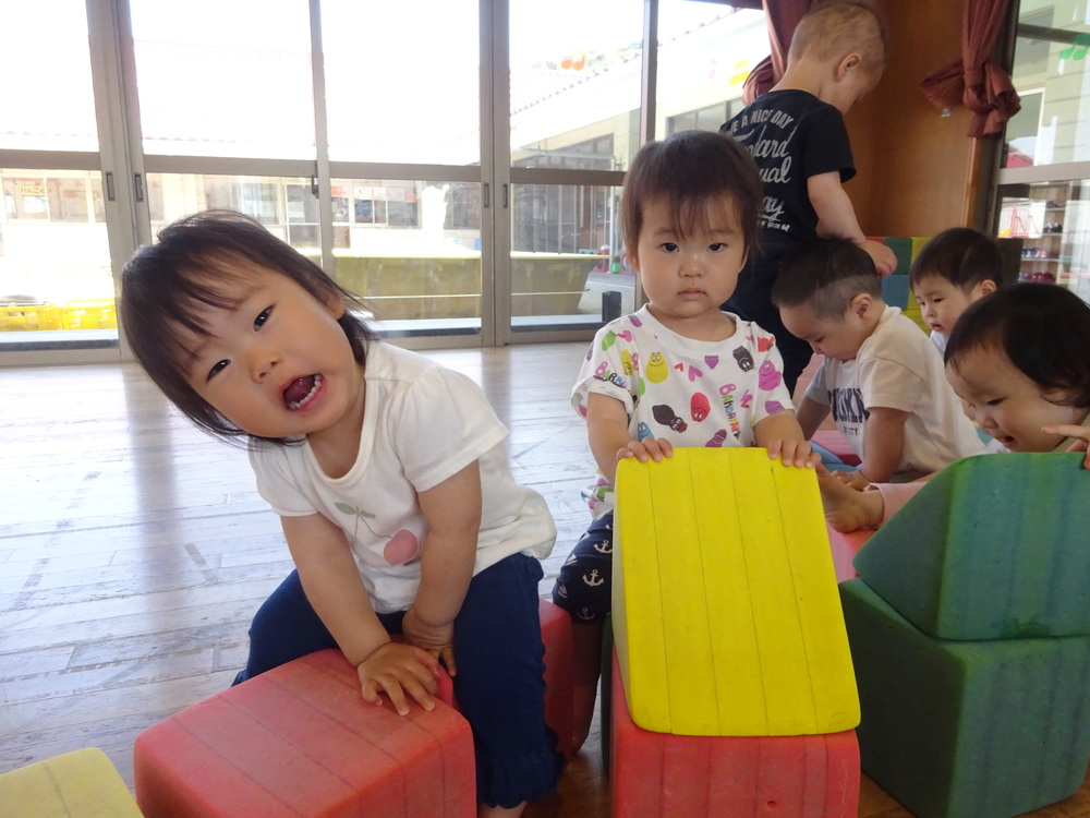 プラフォーミングで遊ぶ女の子たち