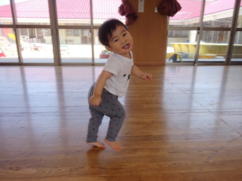 走っている男の子