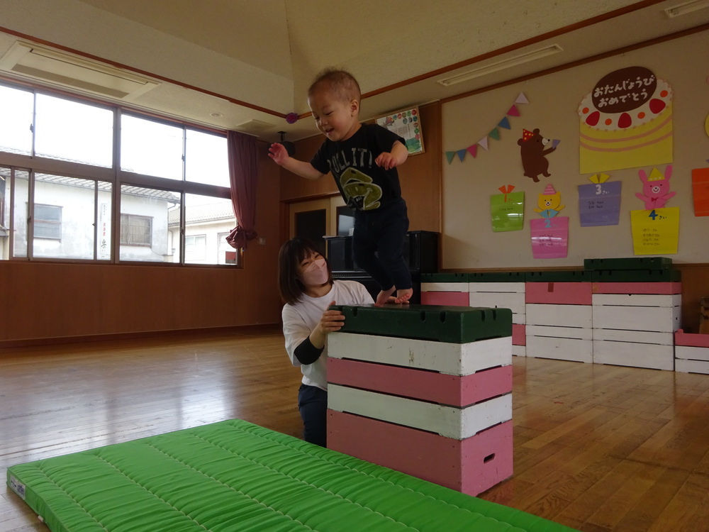 巧技台からジャンプをする男の子