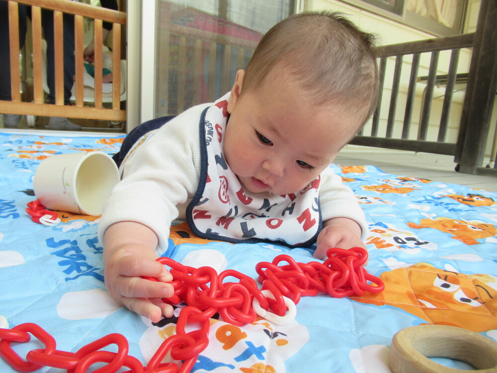 男の子がテラスでおもちゃで遊んでいる