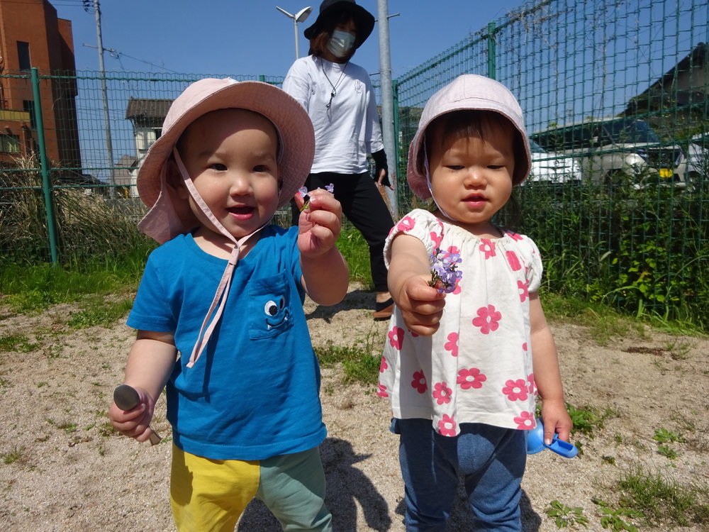 お花を見せている子どもたち