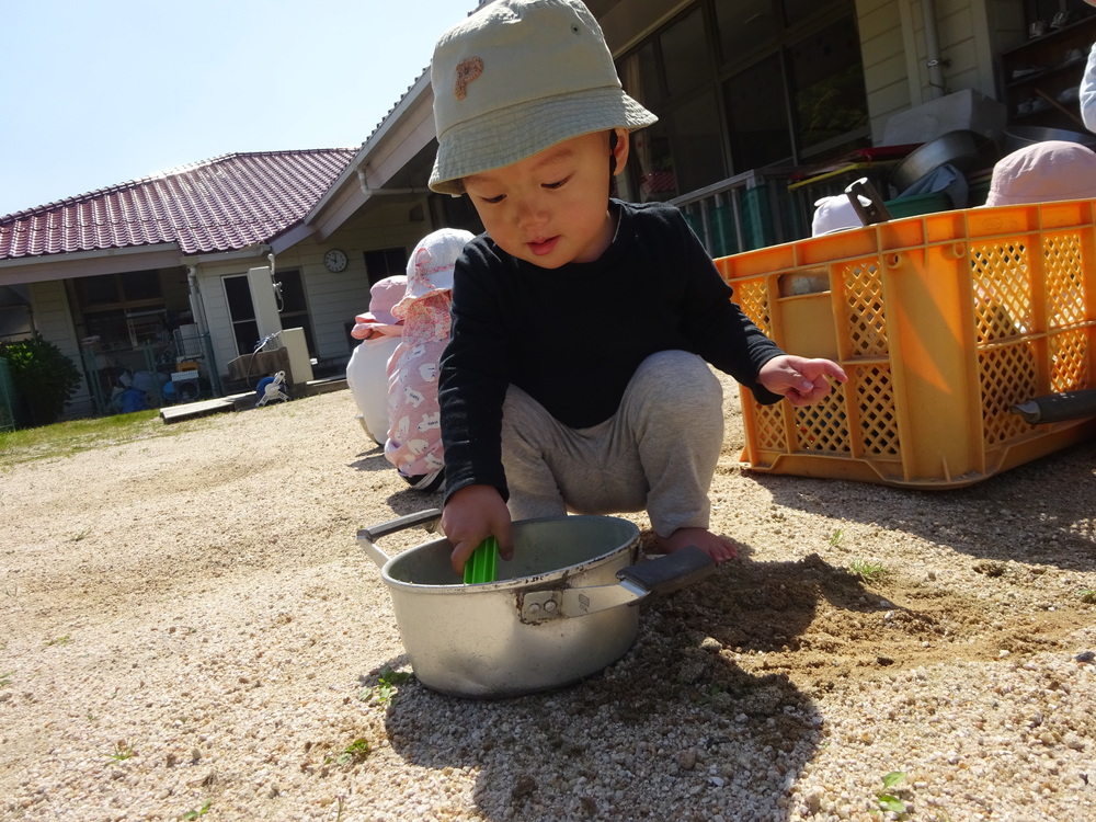 ごちそう作りをしている男の子