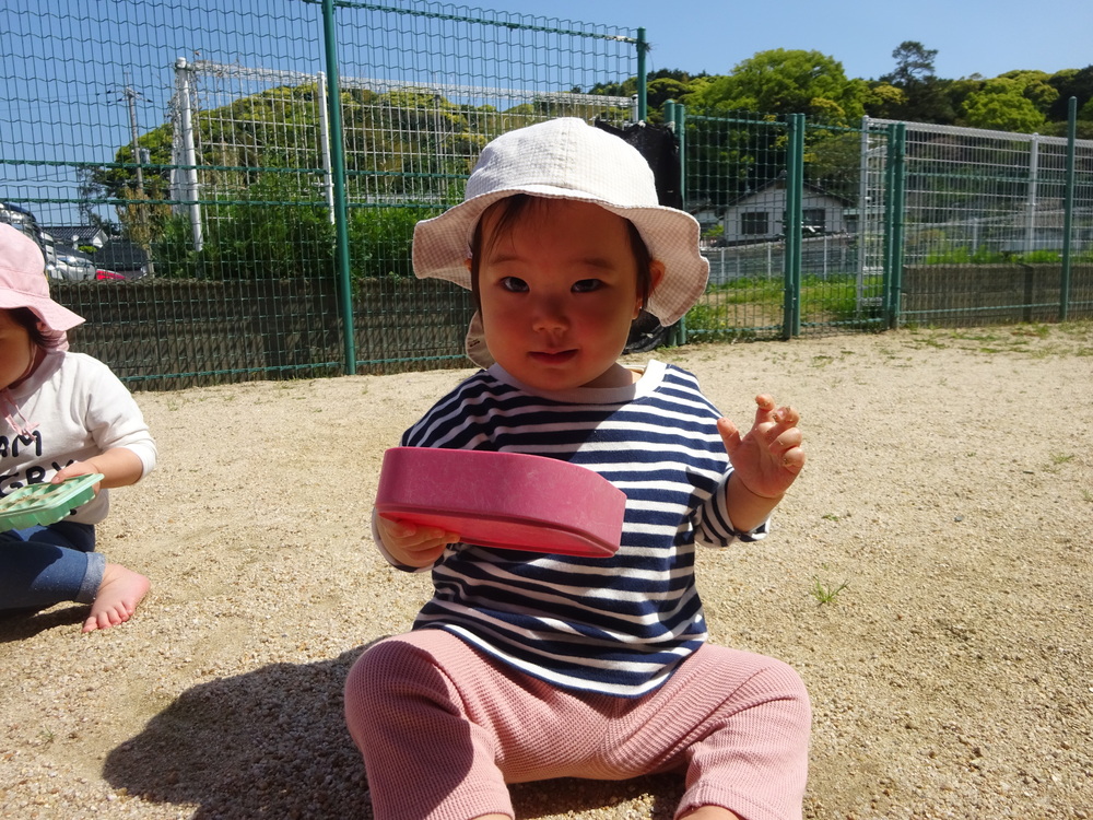 砂遊びをしている女の子