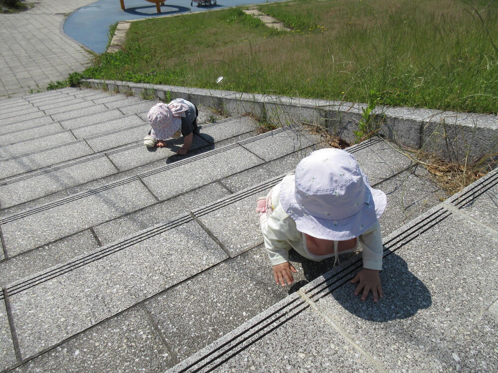階段をのぼっている