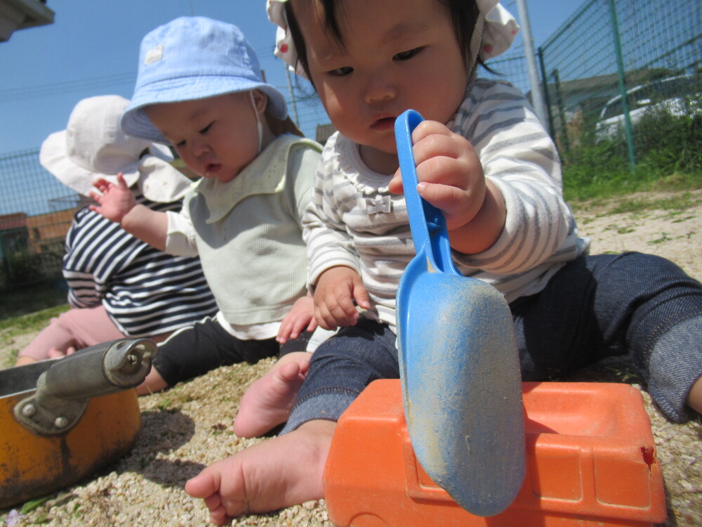 スコップで遊んでいる子ども