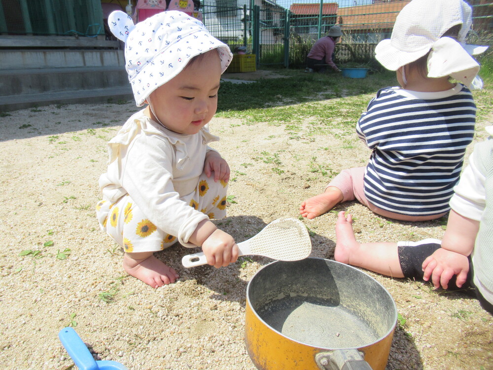 しゃもじで遊んでいる子ども