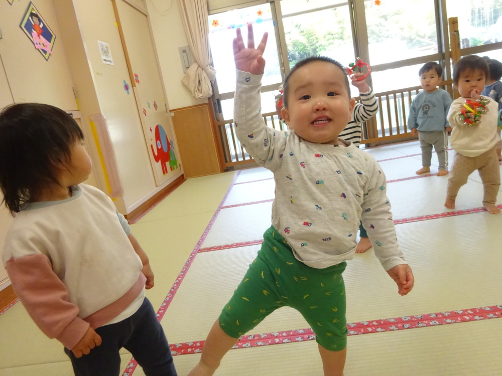 体操をする子ども
