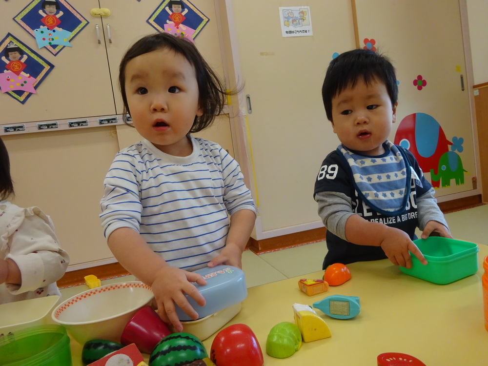 ままごとをする子ども