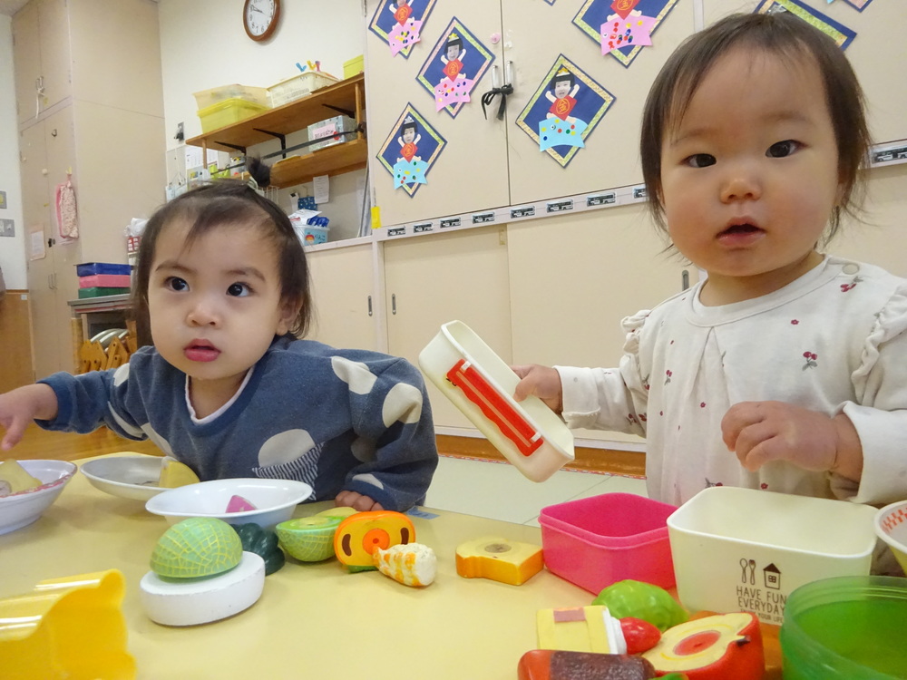 ままごとをする子どもままごとを
