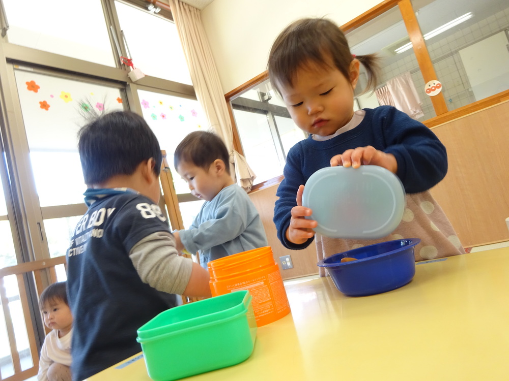 ままごとをする子ども