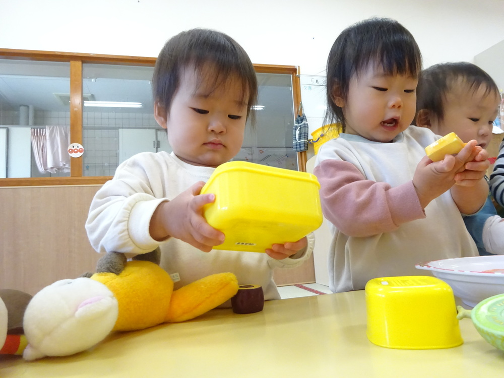 ままごとをする子ども