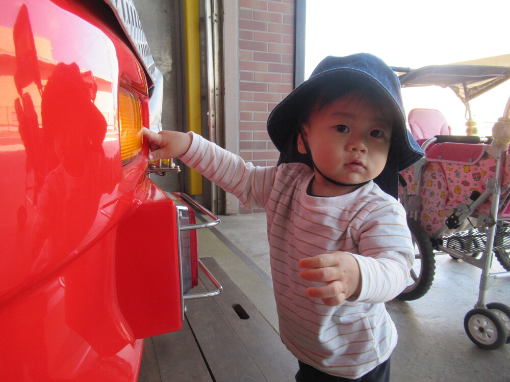 消防車に釘付けな子ども