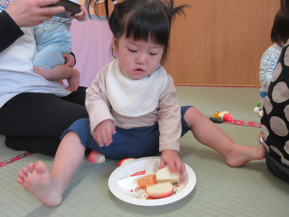 おままごとをして遊ぶ様子