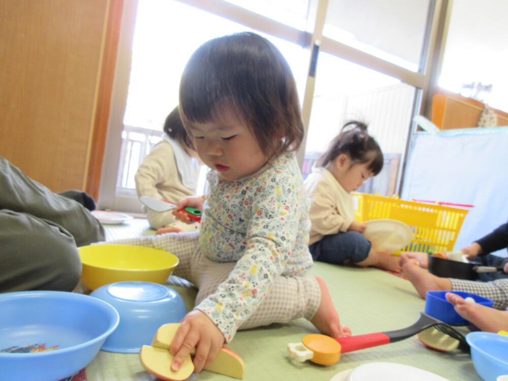 おままごとをして遊ぶ様子