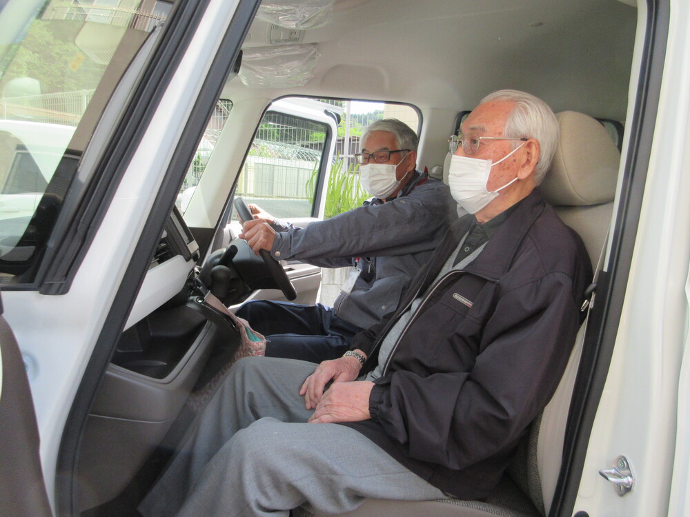 新車に乗っている写真