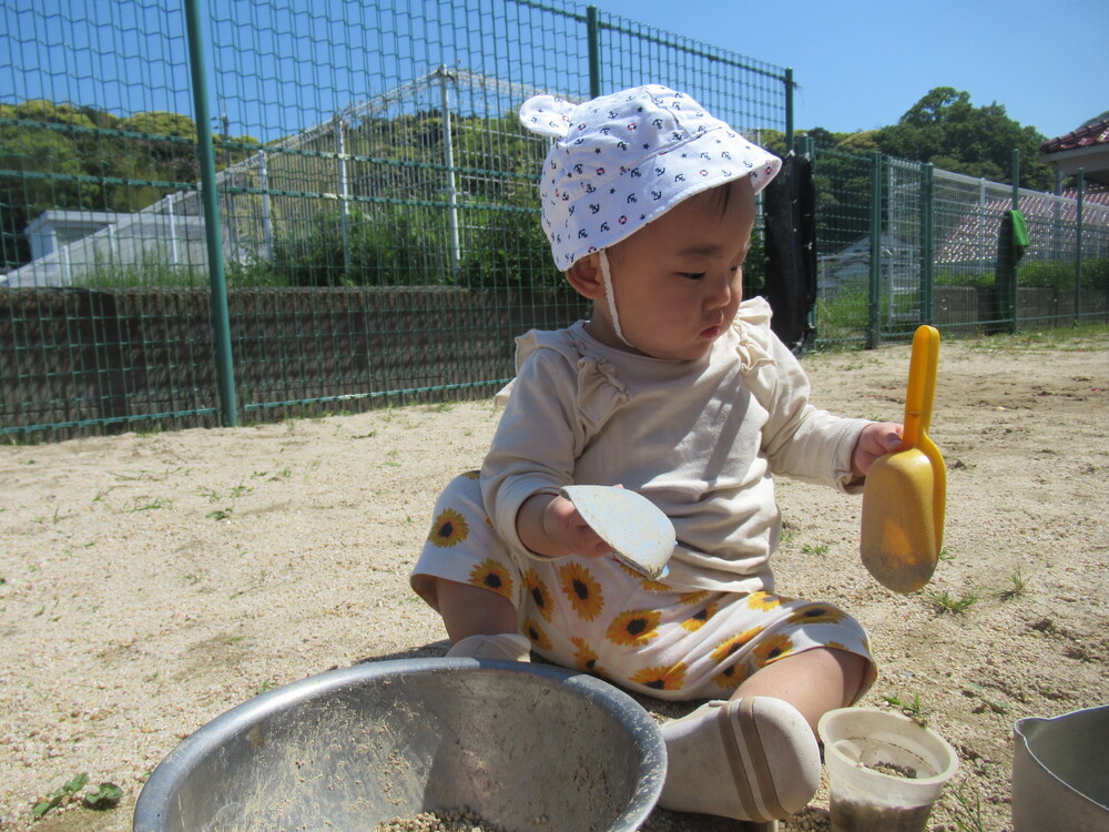 女の子がおもちゃを選んでいる