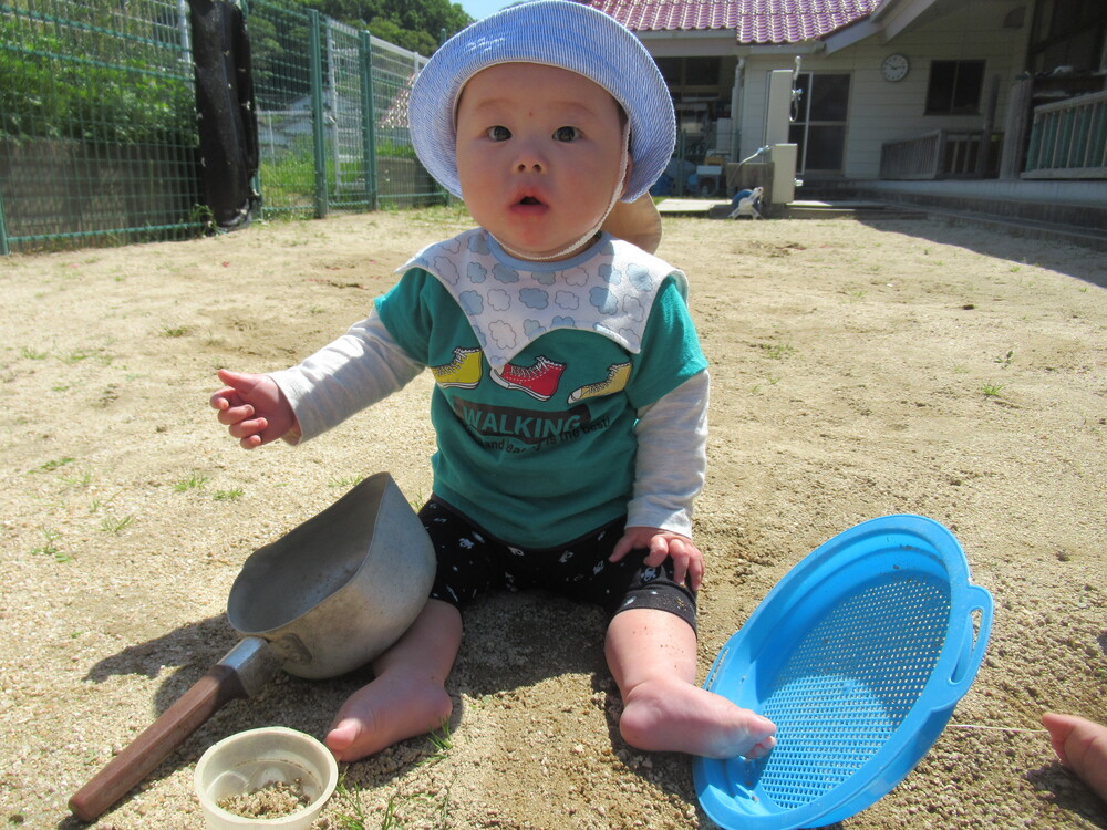 男の子が砂遊びをしている