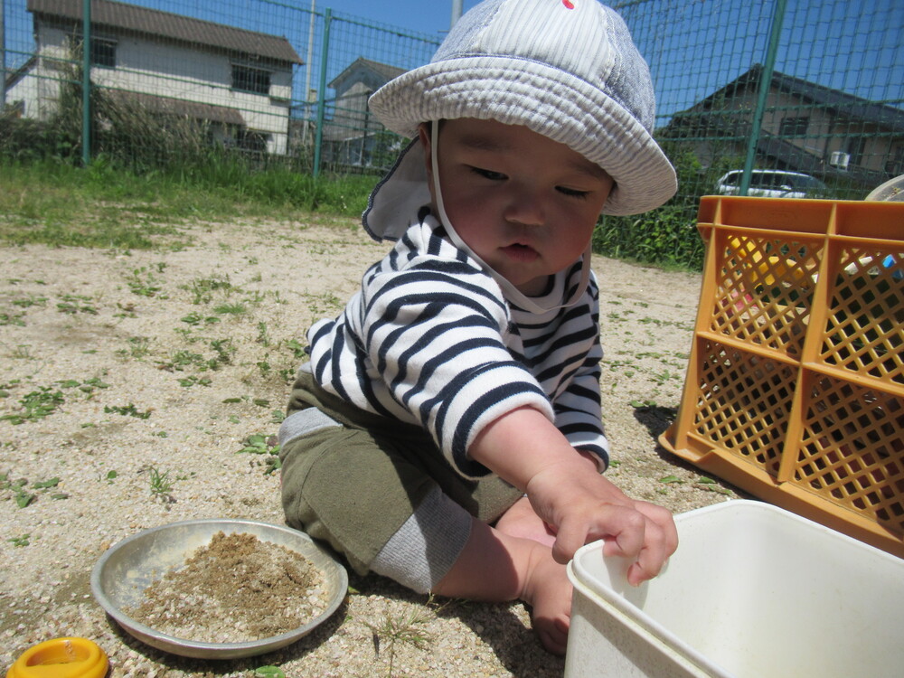 男の子がおもちゃを選んでいる